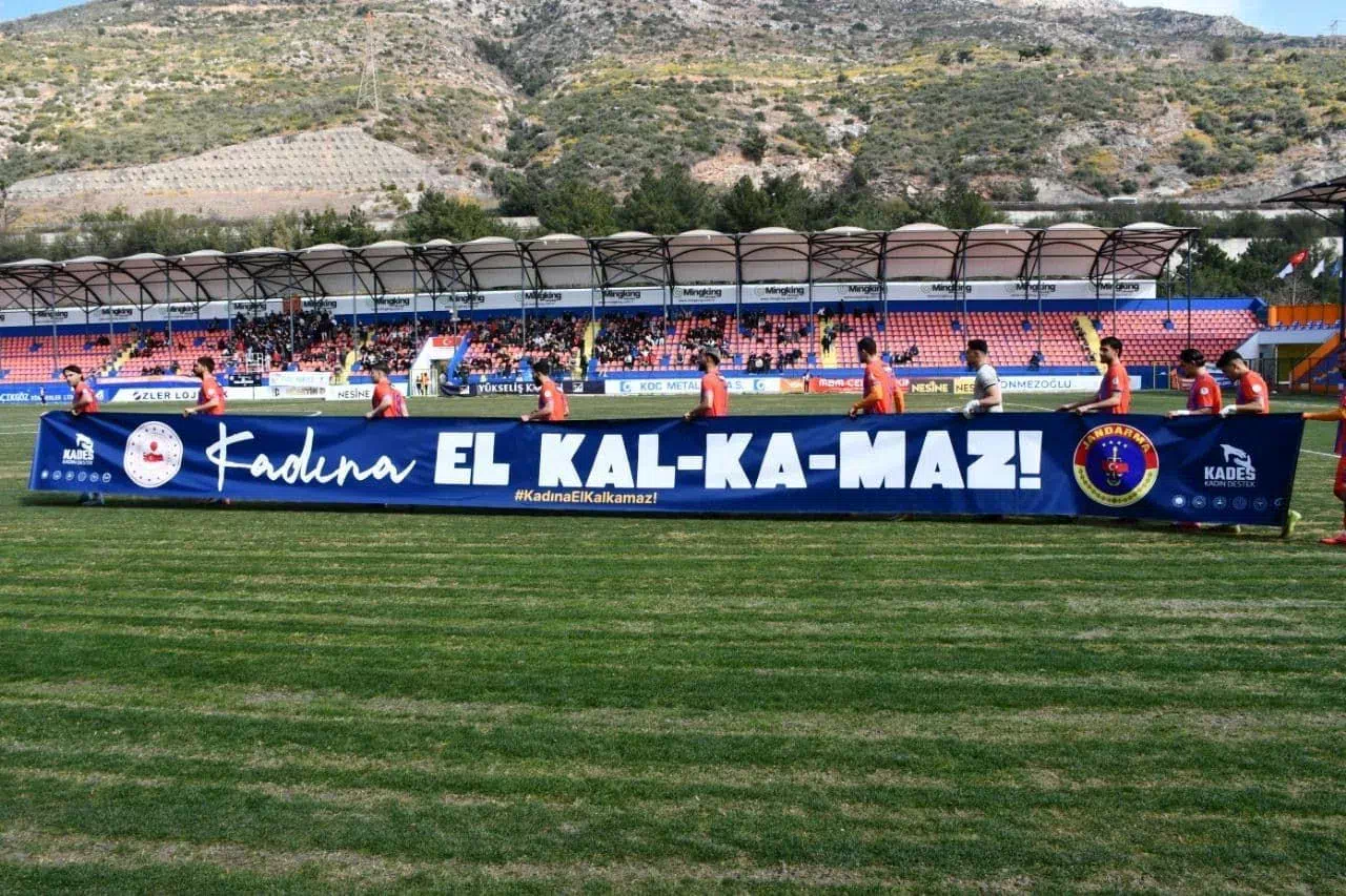 İskenderunspor, “Kadına el kalkamaz” mesajını sahada verdi.