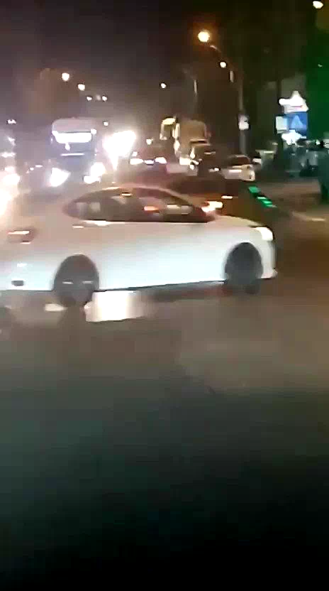 İşlek caddede trafiği tehlikeye sokup drift yapan iki sürücüye 96 bin TL ceza