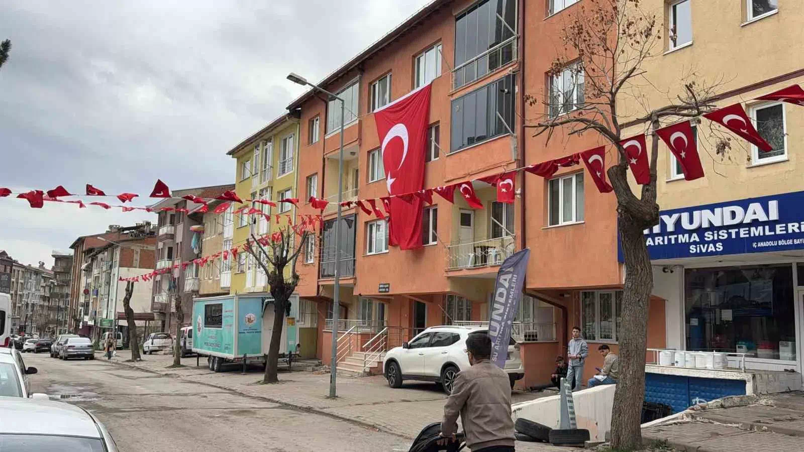 İspanya’da görev yapan Astsubay Kıdemli Çavuş Nihat İrgi’nin şehit olduğu acı haberi Sivas’a ulaştı.