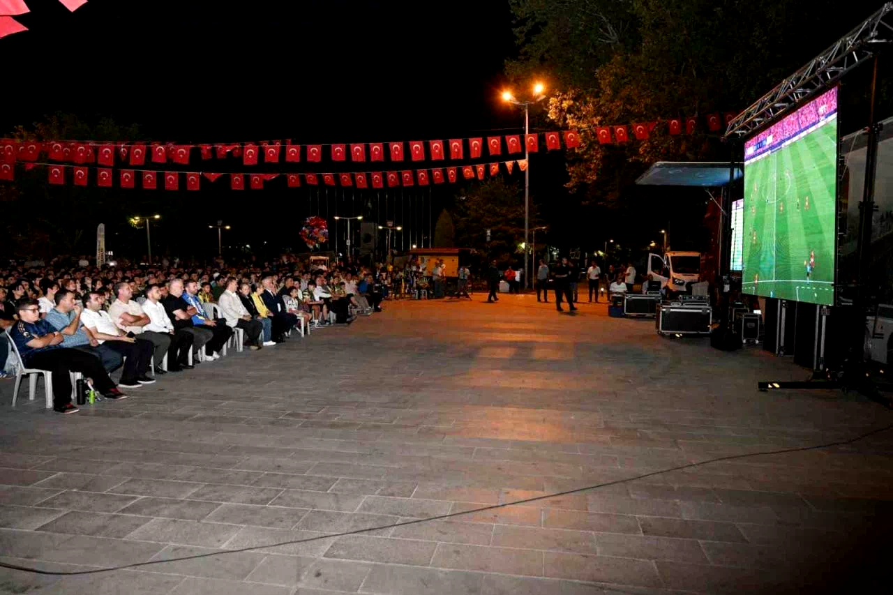 Isparta Belediyesi, Fenerbahçe maçı için dev ekran kurdu