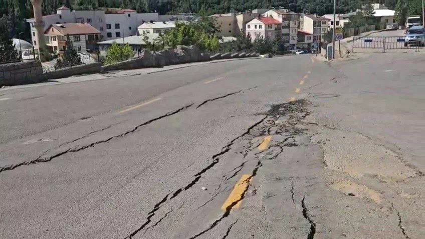 İspir’de heyelan: 70 ev boşaltıldı