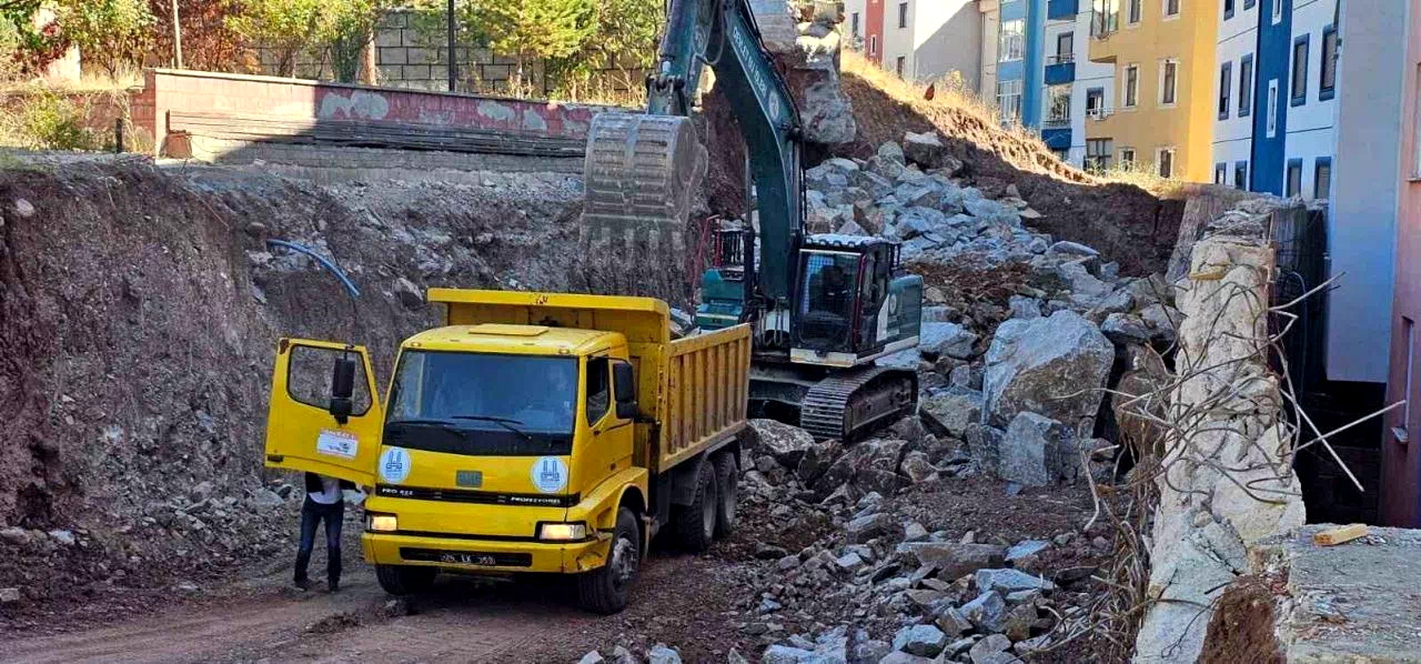İspir’de heyelan krizi