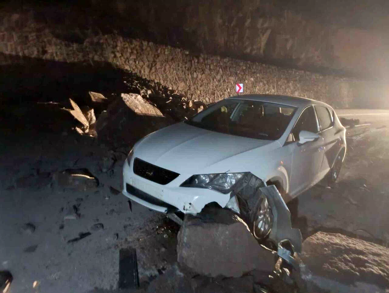İspir – Erzurum yolunda gece korku dolu anlar, Kaya düşmesi kazaya neden oldu