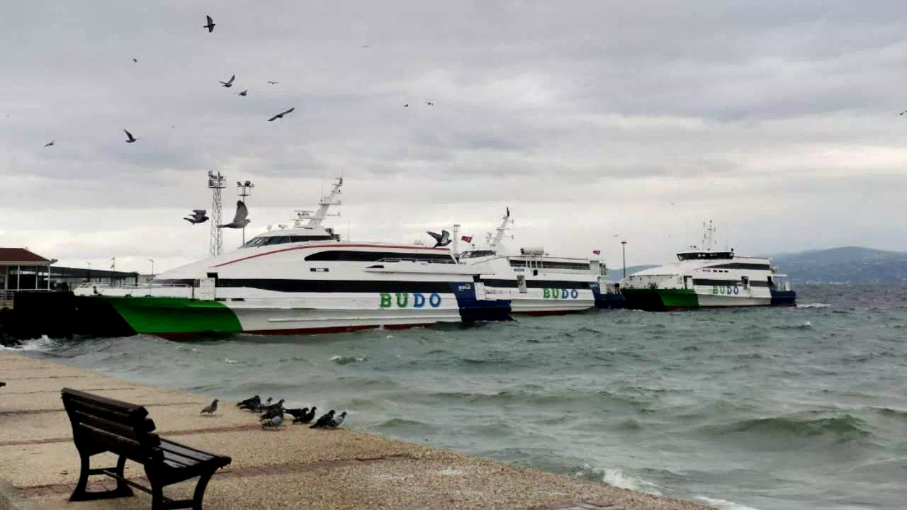 İstanbul Boğazı'nda gemi trafiğine "sis" engeli