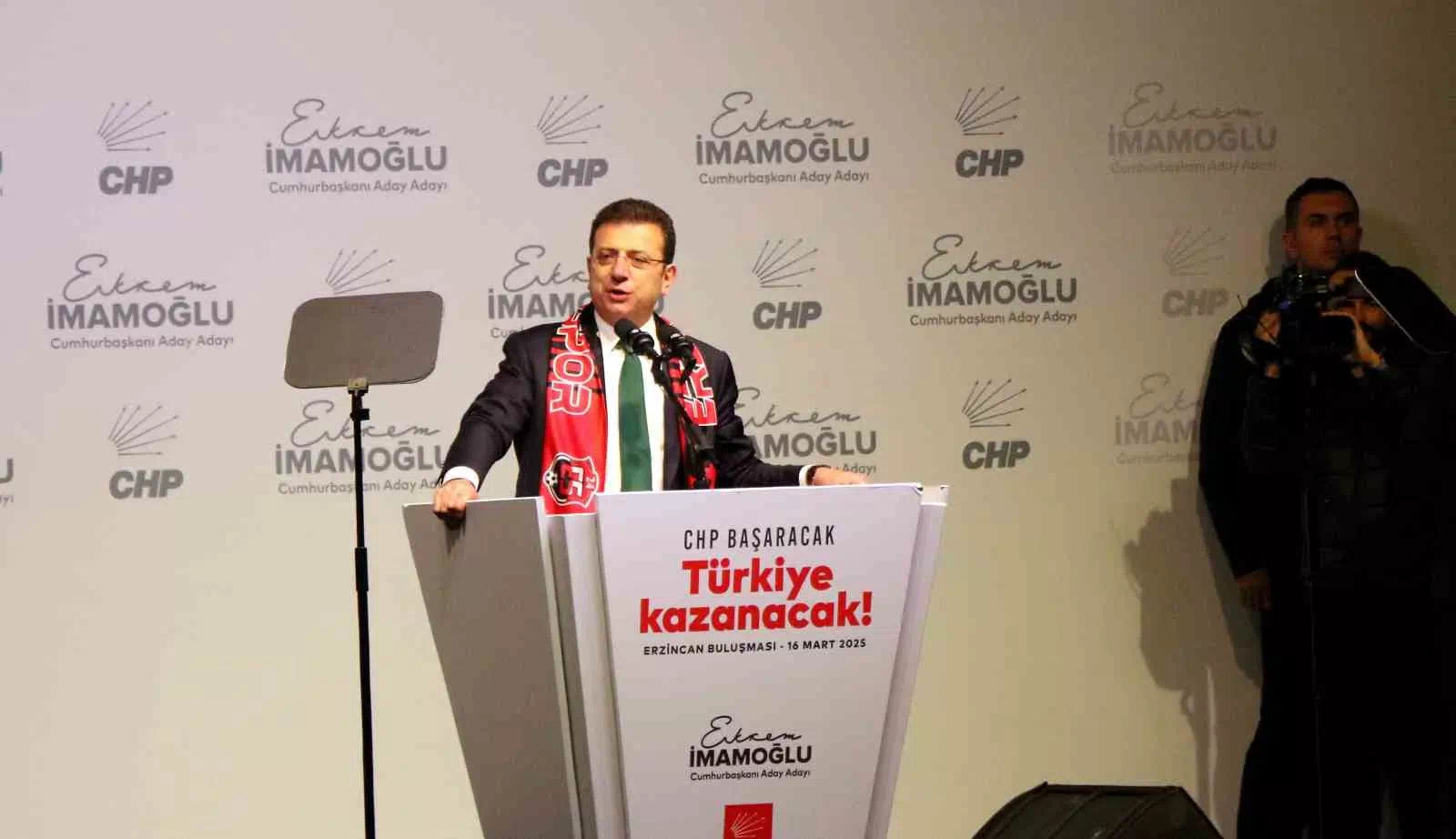 İstanbul Büyükşehir Belediye Başkanı Ekrem İmamoğlu, Erzincan’da Cumhurbaşkanı adayını belirlemek için partililerle bir araya geldi.