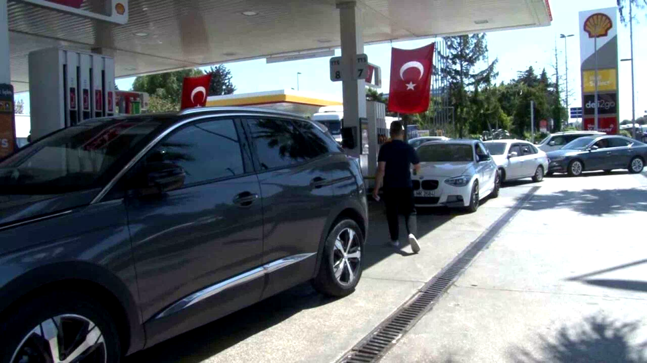 İstanbul’da deprem nedeniyle eve giremeyen vatandaşlar akaryakıt istasyonlarına akın etti