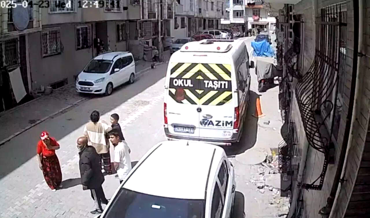 İstanbul’da depremden kaçış kamerada: Park halindeki araçlar böyle sallandı