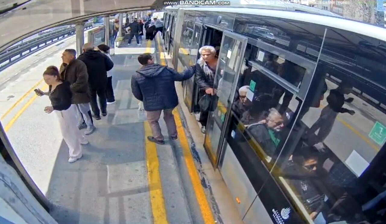 İstanbul’da metrobüste deprem anı: Araç beşik gibi sallandı