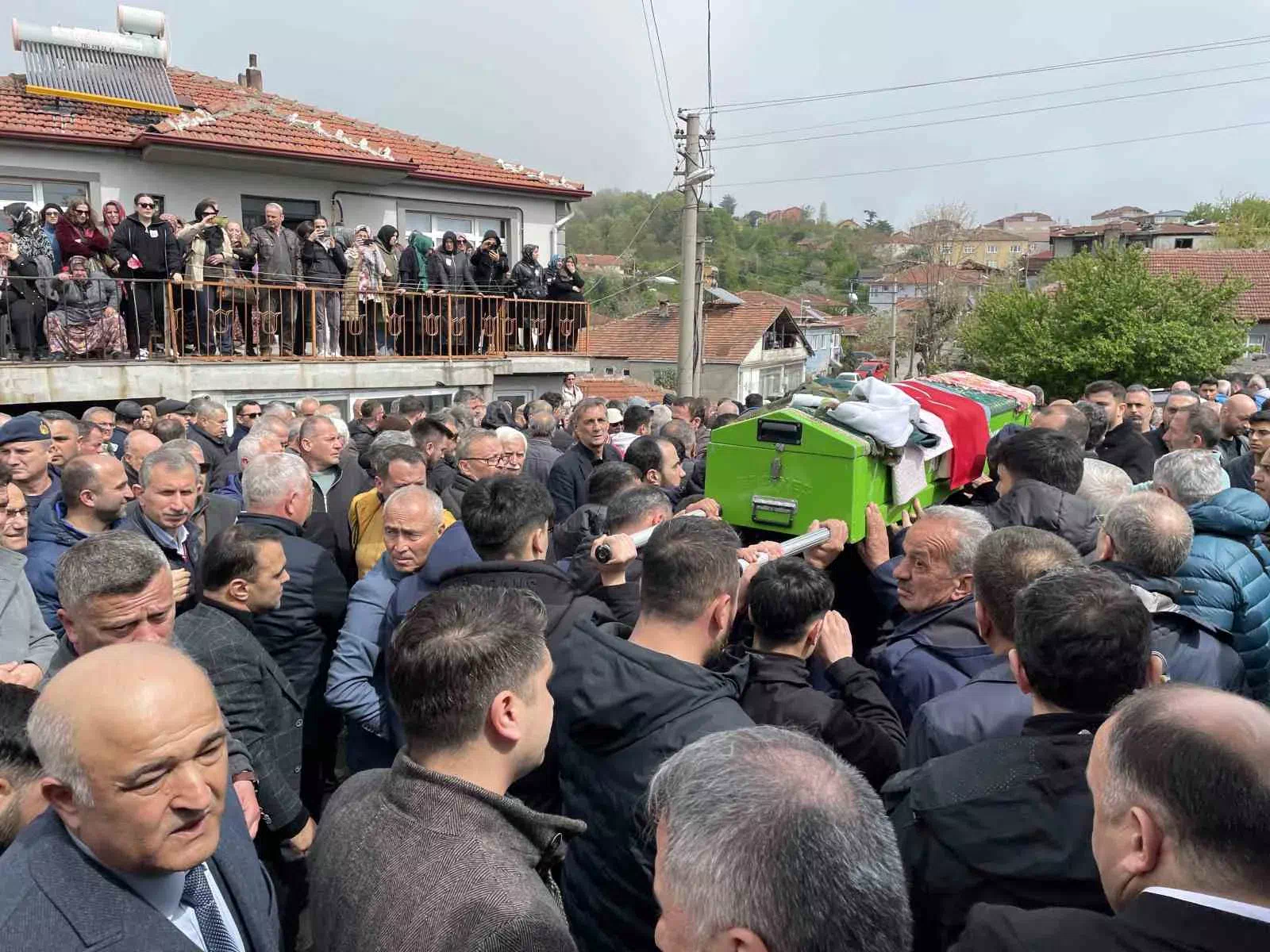 İstanbul’da tıra arkadan çarpan otomobilde hayatını kaybeden öğretmenin cenazesi memleketinde defnedildi.