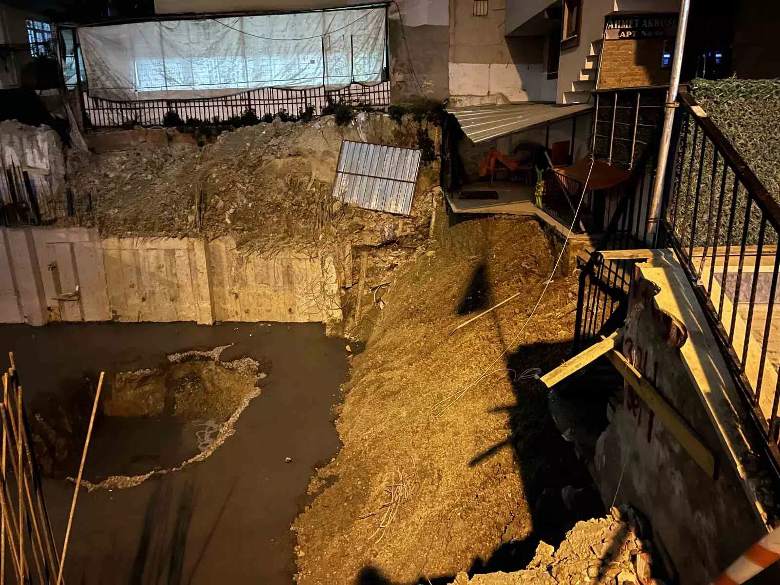 İstanbul Güngören’de 6 Katlı Binanın Altındaki Okulun Bahçesi Çöktü!
