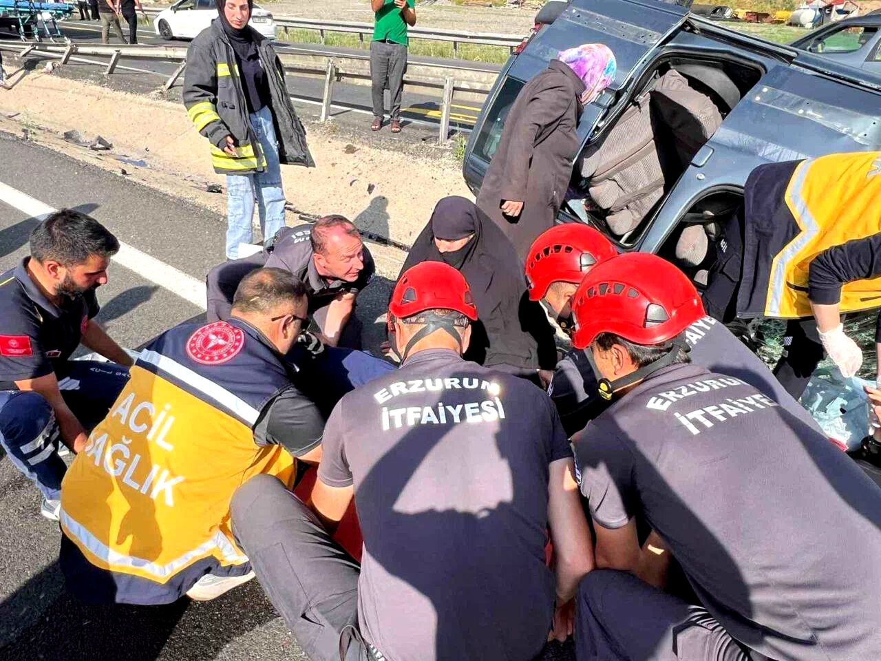 İtfaiye araçta sıkışan 5 kişiyi çıkardı