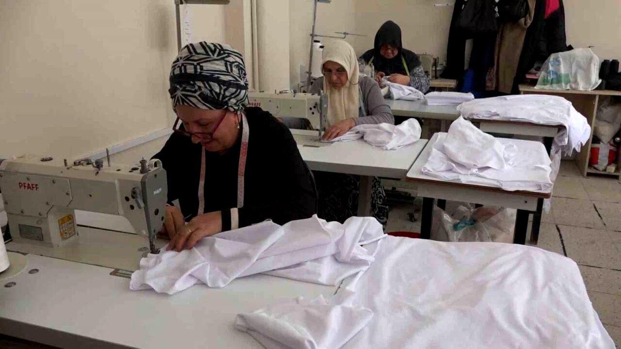 İyidere’de Halk Eğitim Merkezi kursiyerlerinden çocuklara 23 Nisan sürprizi