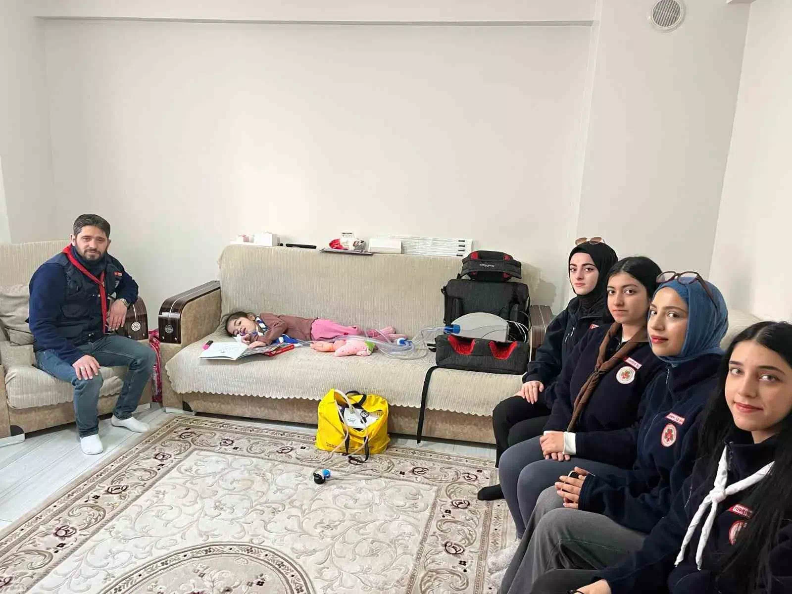 İzciler, SMA hastası Esmanur ve ailesine moral verdi.