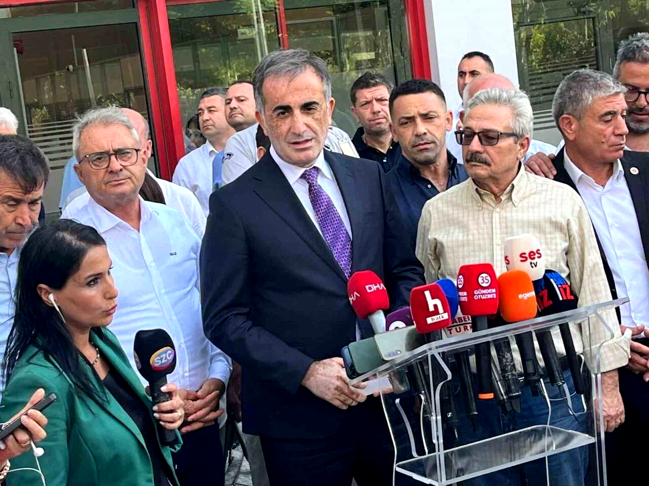 İzmir Büyükşehir Belediye Başkanı Tugay, CHP meclis grubuyla olağanüstü toplandı