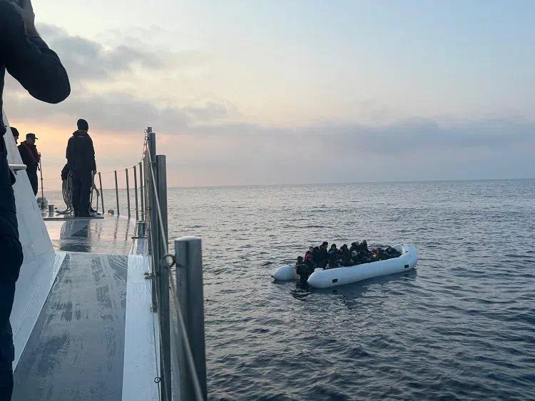 İzmir’de Düzensiz Göçmen Operasyonu: 18 Çocuklu 36 Kişi Yakalandı