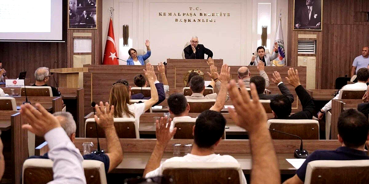 İzmir’de CHP’li Başkan ve meclis üyeleri ile AK Partili meclis üyesi arasında gerginlik