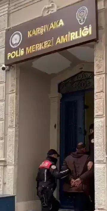 İzmir’de resmi belgede sahtecilik suçundan hakkında 28 yıl 6 ay kesinleşmiş cezası bulunan şahıs tutuklandı.