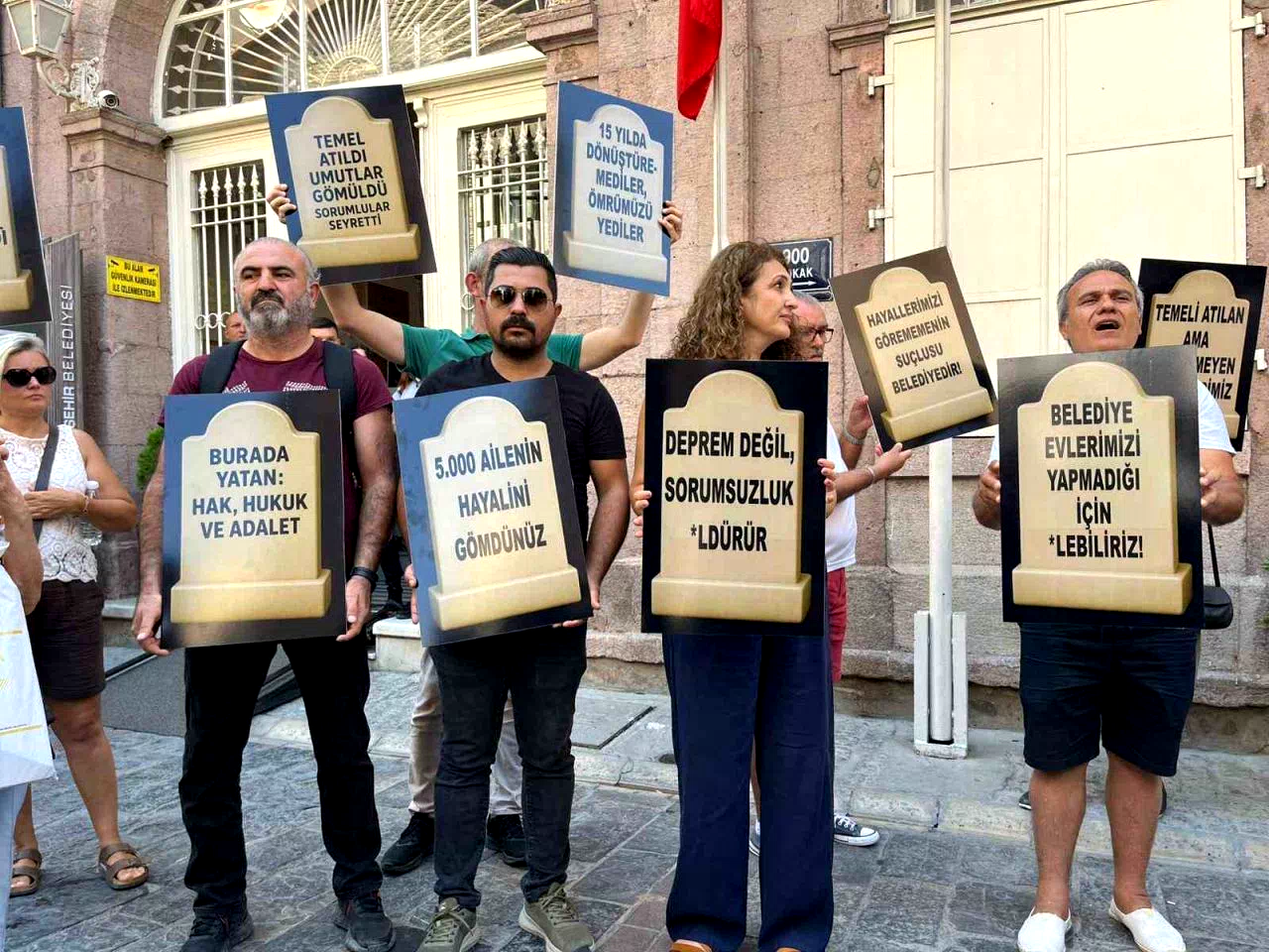 İzmirli kooperatif mağdurlarından Büyükşehir önünde mezar taşlı eylem