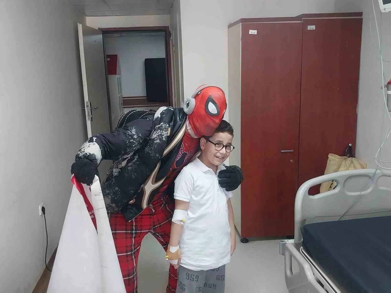 “İzmirli “Pijamalı Spiderman” Koç, Erzurum’da Minik Hastaları Ziyaret Etti”