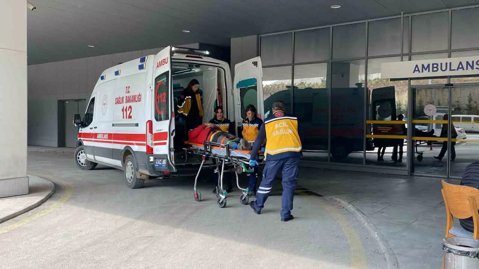 İzmit’te 3 Metre Yükseklikten Düşen Kişi Yaralandı
