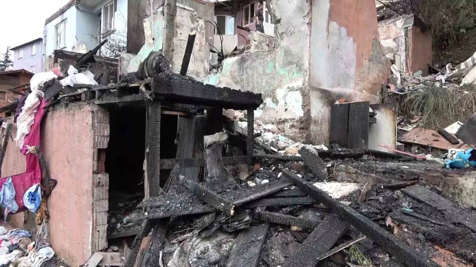 İzmit’te Alkollü Şahıs Evini Ateşe Verdi