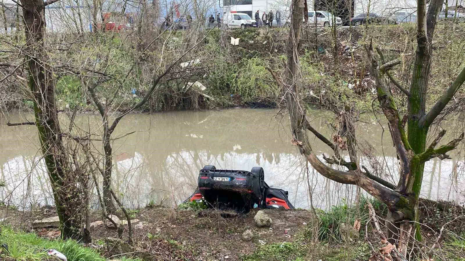 Izmit’te Otomobil Dereye Uçtu: Sürücü Hayatını Kaybetti.
