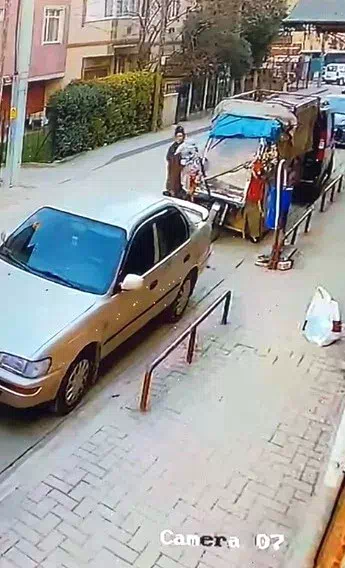 İzmit’te Park Halindeki Kağıt Toplama Aracından Hırsızlık!