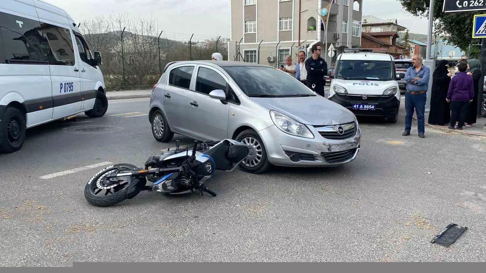 İzmit’te Yol Kesişiminde Otomobil ve Motosiklet Çarpıştı: 1 Yaralı