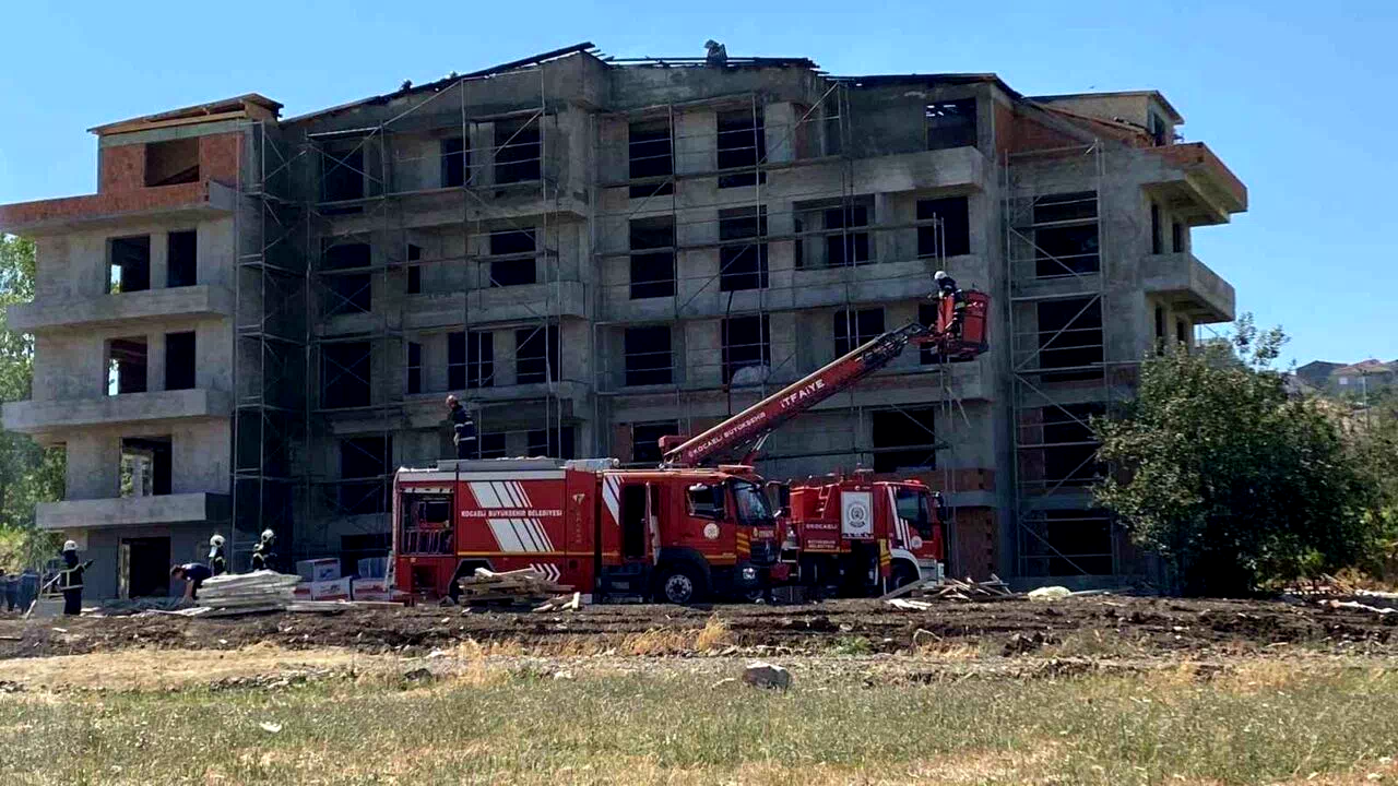 İzolasyon çalışması sırasında çatı alevlere teslim oldu