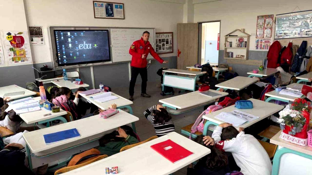 JAK’tan öğrencilere “Deprem farkındalık eğitimi”