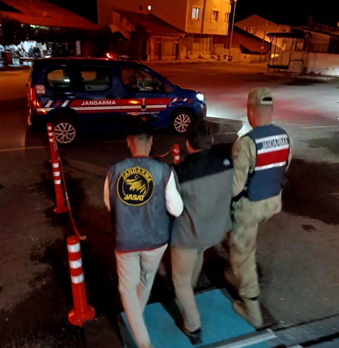 Jandarma araması olan şahsı yakaladı