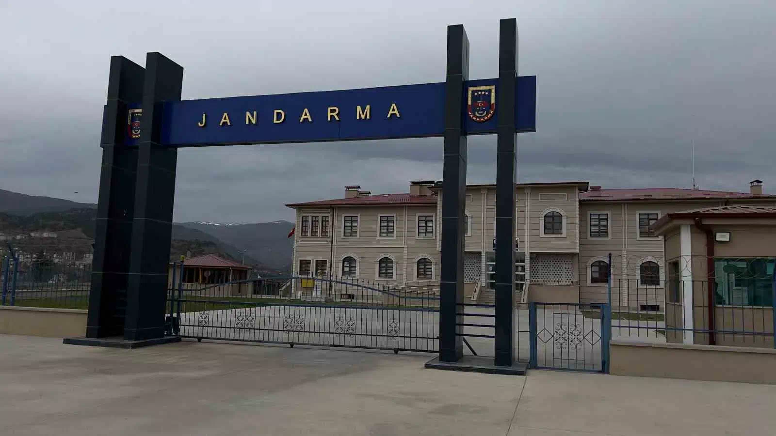Jandarma Ekipleri, 12 Yıl Hapis Cezasıyla Aranan Şahsı Tosya’da Yakaladı.