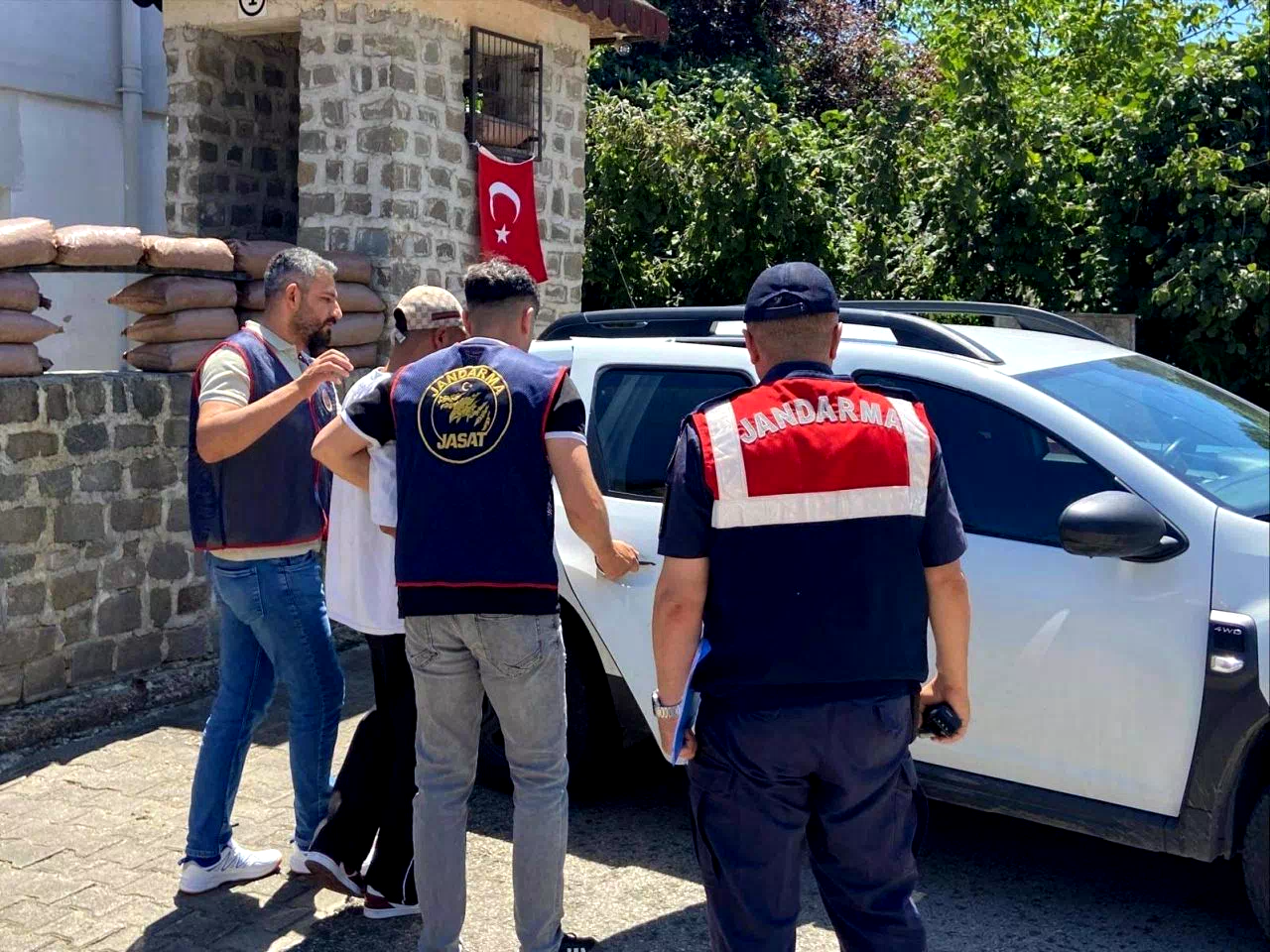 Jandarma ekipleri, aranması bulunan 23 şüpheliyi yakaladı