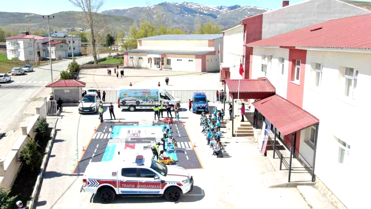 Jandarma ekipleri trafik kurallarını eğlenceye dönüştürerek anlattı