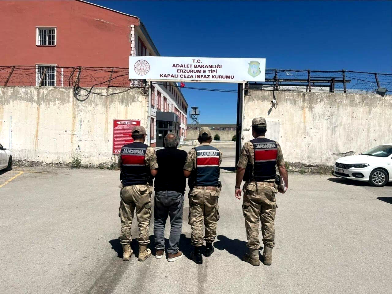 Jandarma ekiplerince bir ayda arama kaydı bulunan 100 şahıs yakalandı