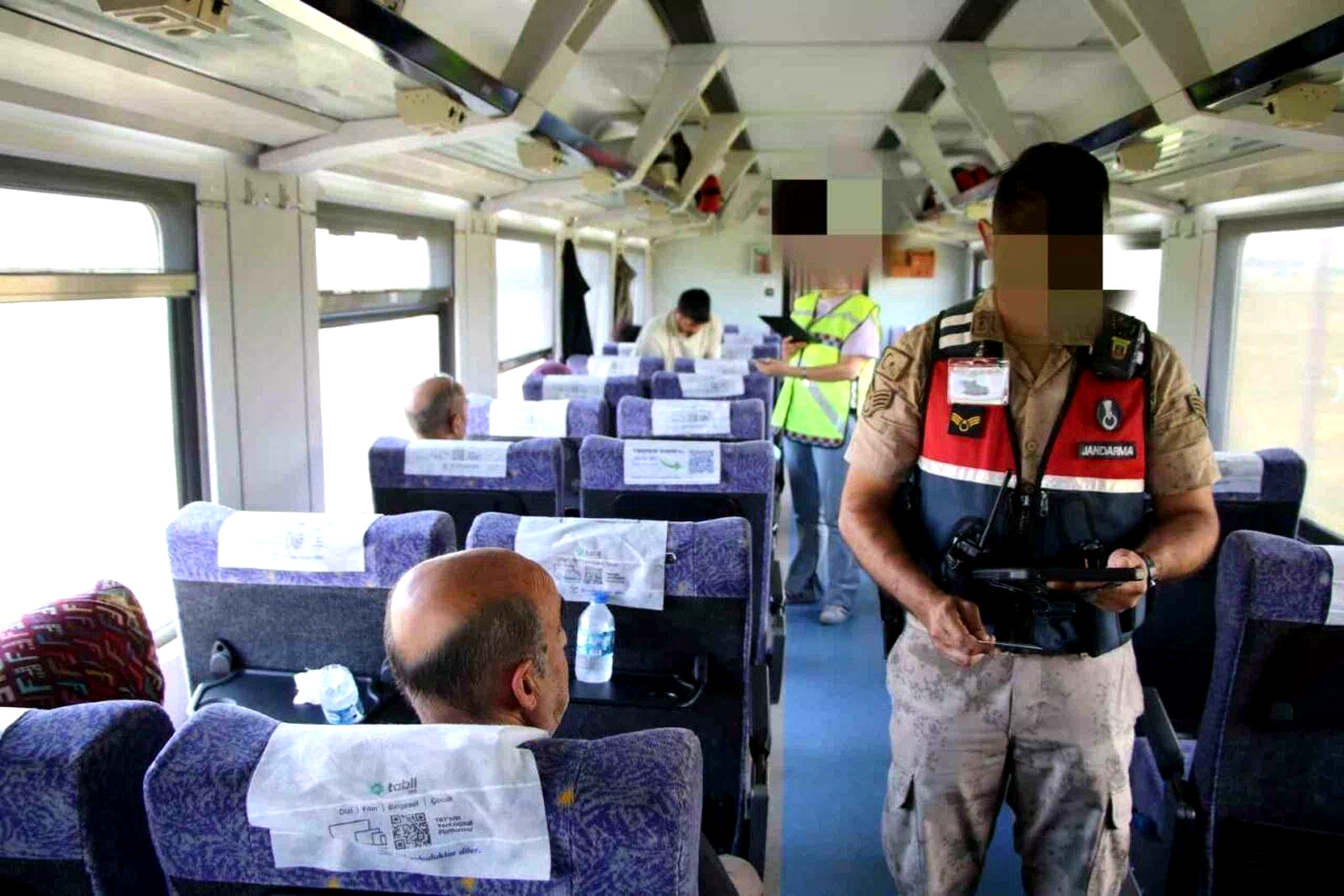 Jandarma ekiplerinden Doğu Ekspresinde asayiş uygulaması