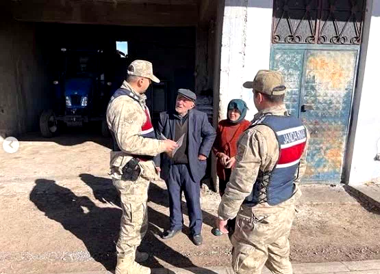 Jandarma Köylüleri Bilgilendirdi
