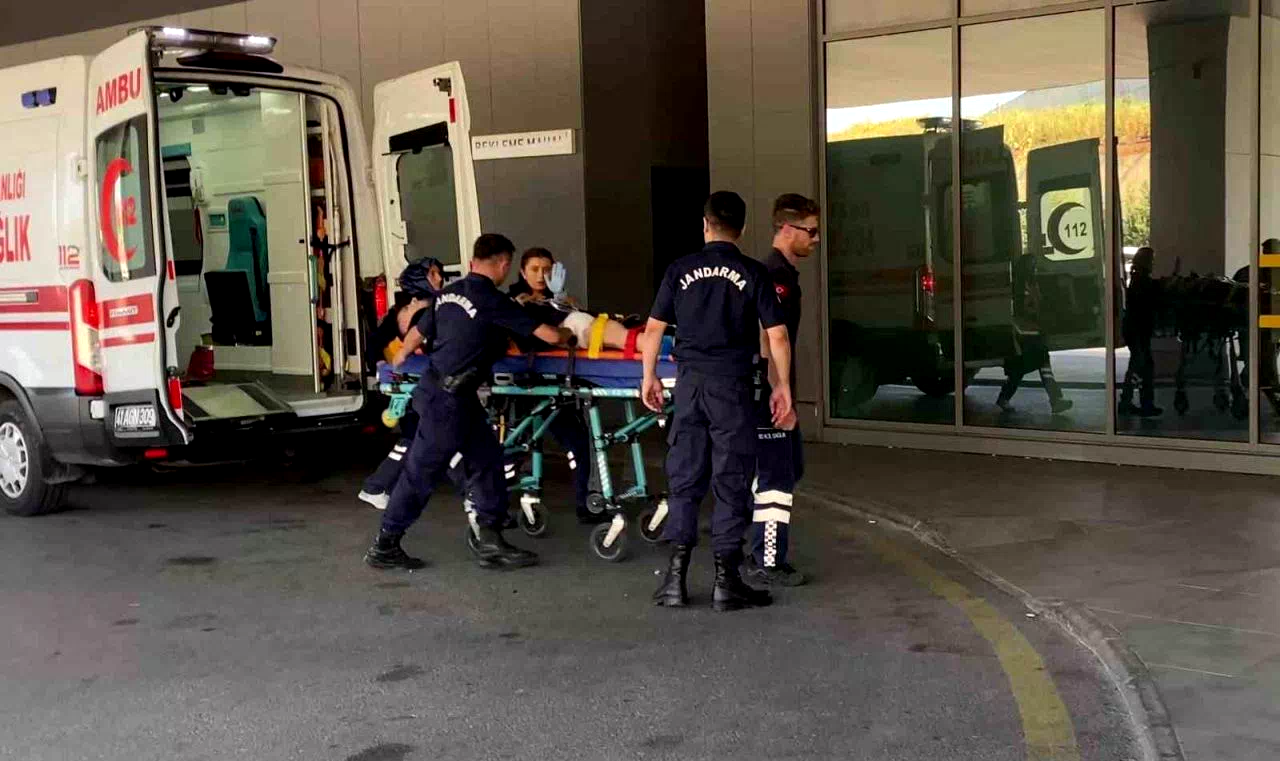 Jandarma personeli meslektaşı tarafından kazara bacağından vuruldu