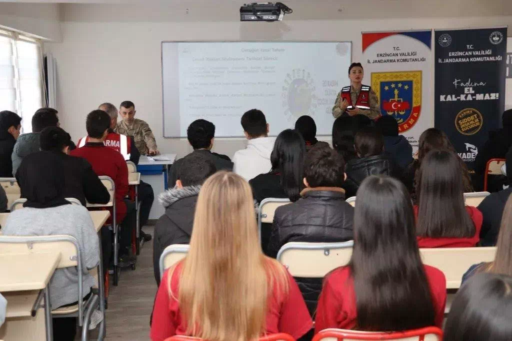 Jandarma Suçla Mücadele Konularını Okullarda Anlattı.