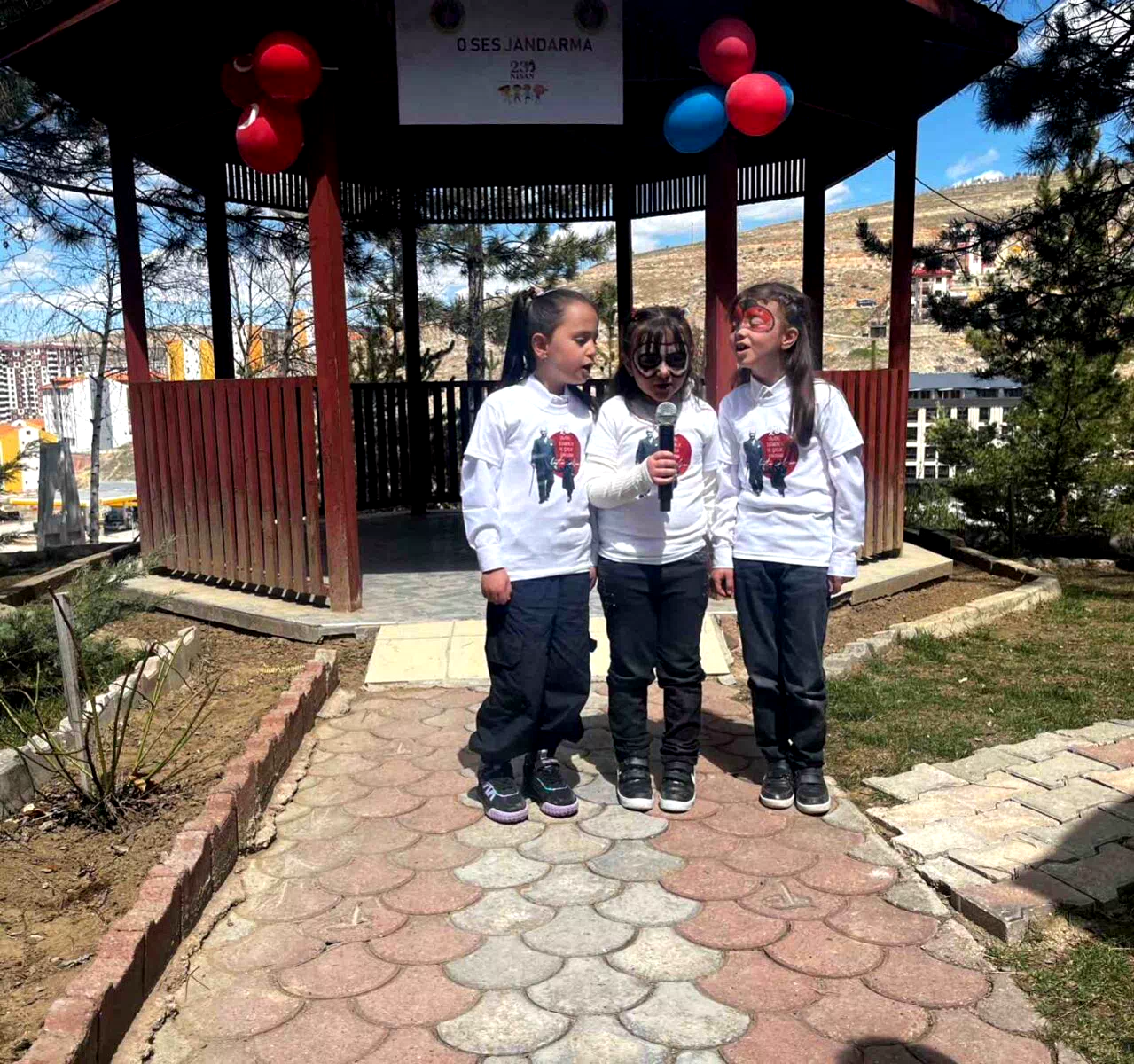 Jandarmadan çocuklara unutulmaz 23 Nisan kutlaması: “O ses jandarma”