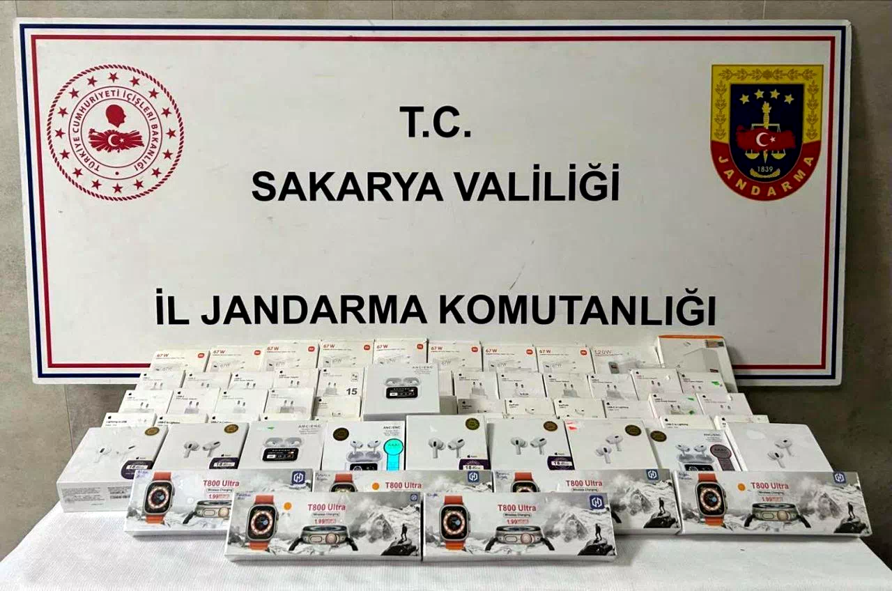 Jandarmanın durdurduğu araçtan adeta kaçak elektronik fabrikası çıktı