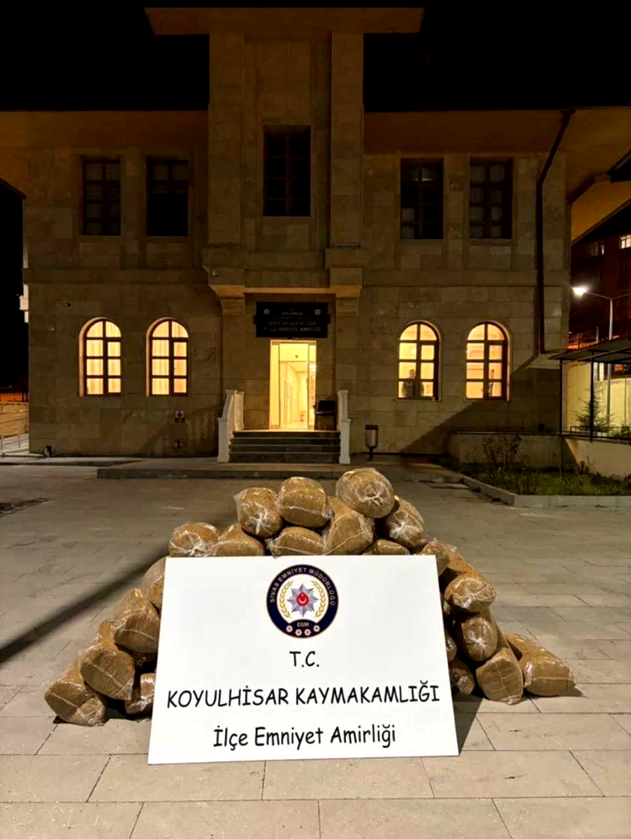 Kaçak tütünleri açıktan taşırken yakalandı