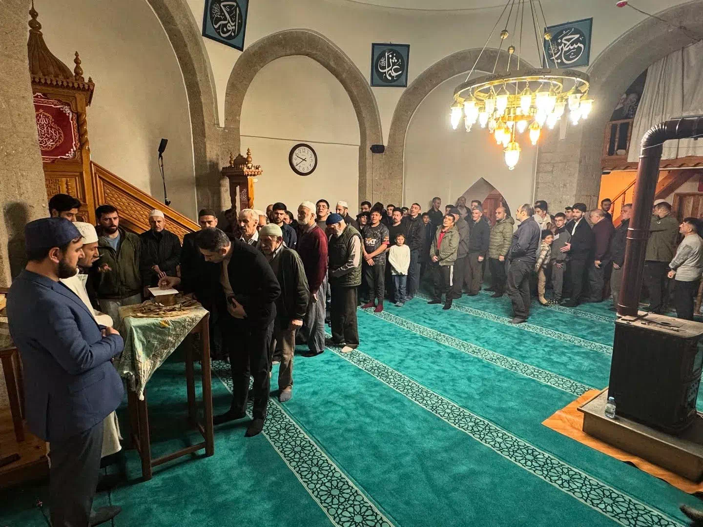 Kadir Gecesi’nde Camilere Akın Edildi: Sakal-ı Şerif Gören Vatandaşlar Gözyaşlarına Hakim Olamadı