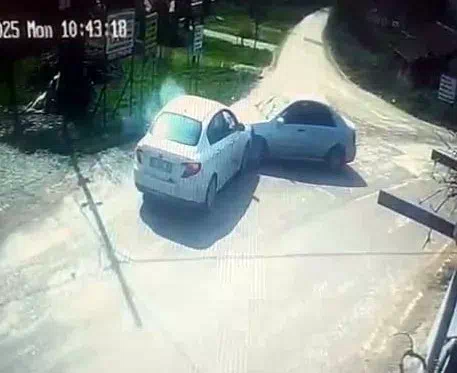 Kafa Kafaya Çarpışan Otomobillerde 2 Yaralı!