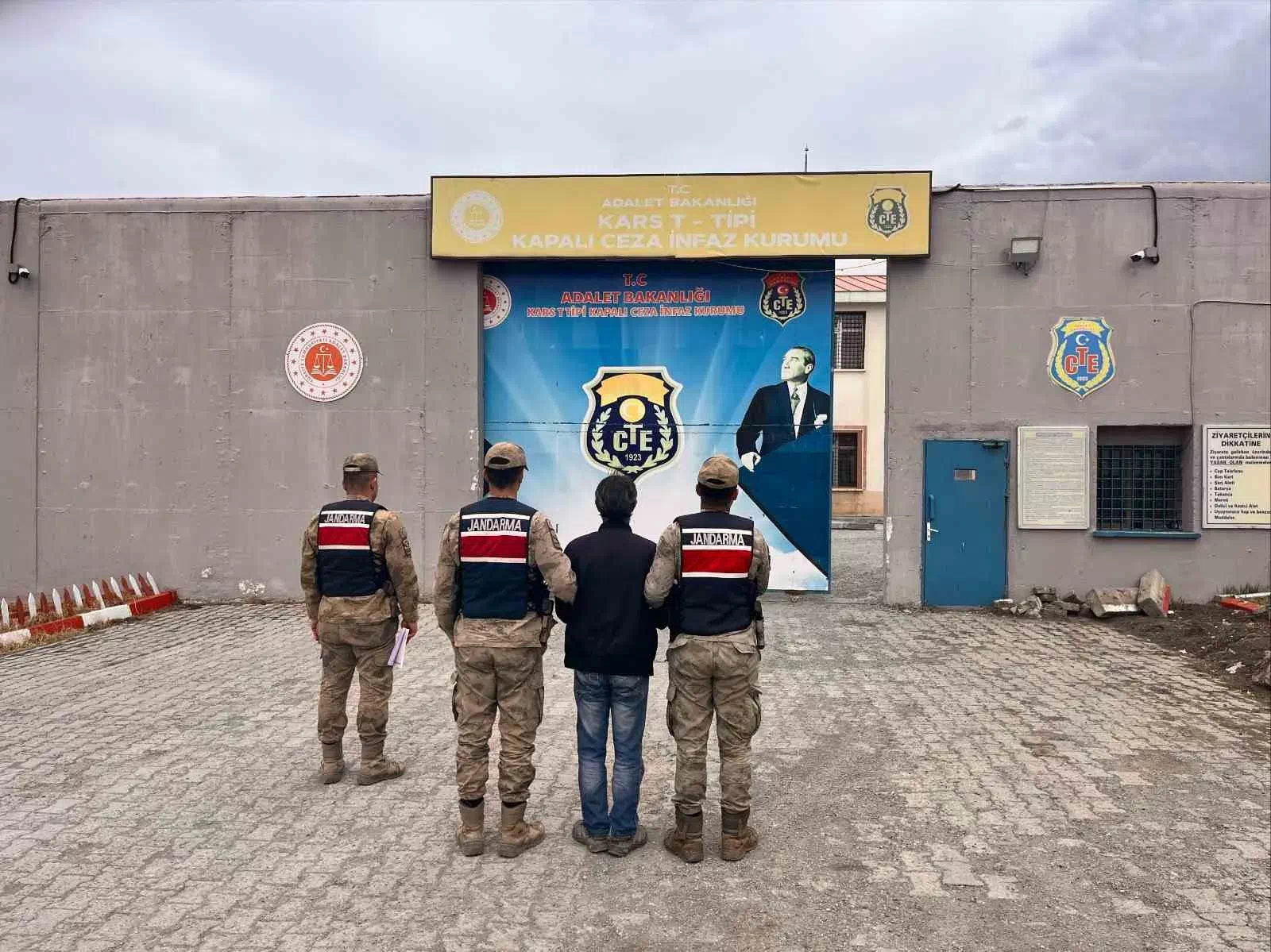 Kağızman’da hapis cezası olan şüpheli jandarma tarafından yakalandı.