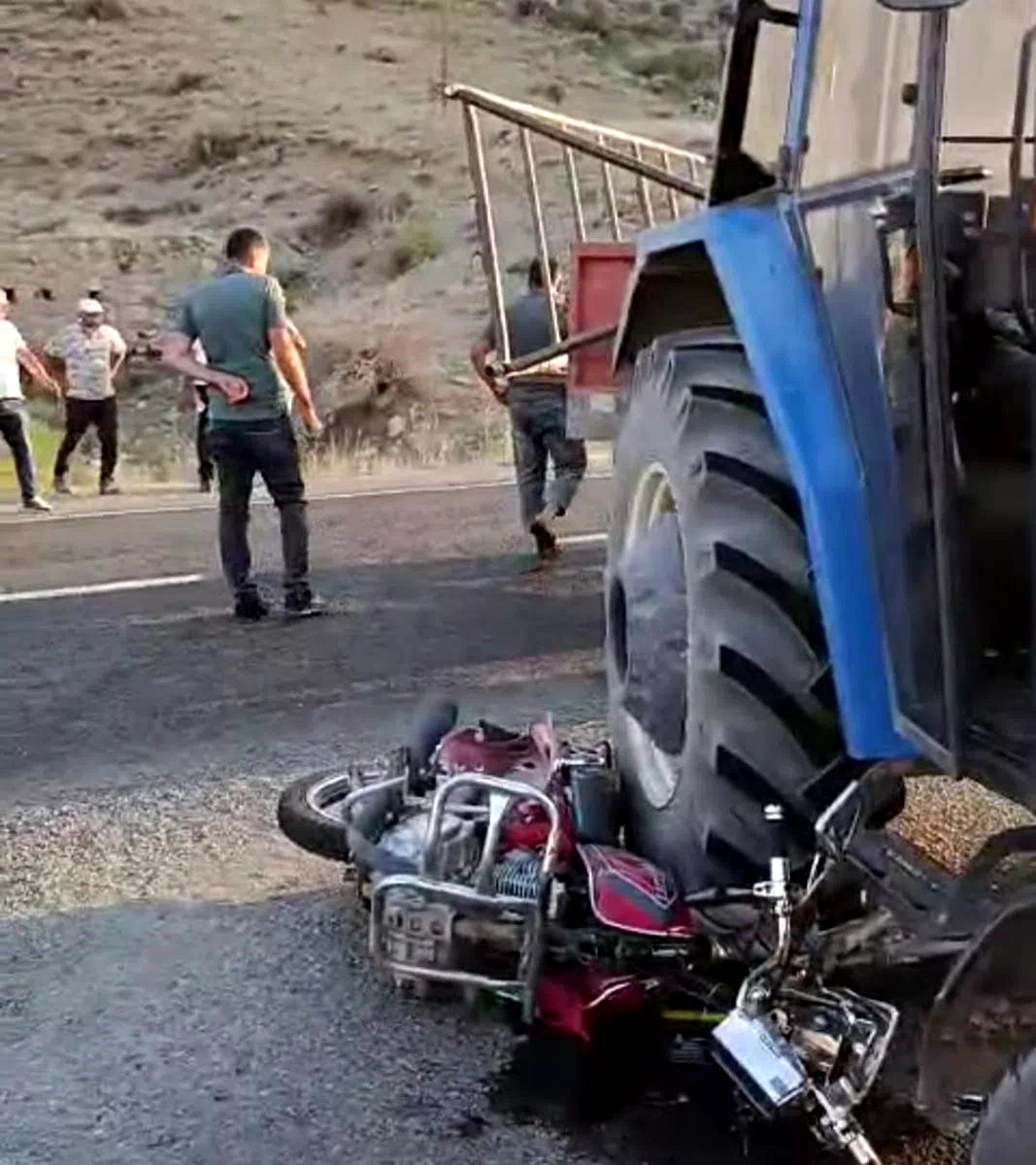 Kağızman’da traktör ile motosiklet çarpıştı: 1 ölü
