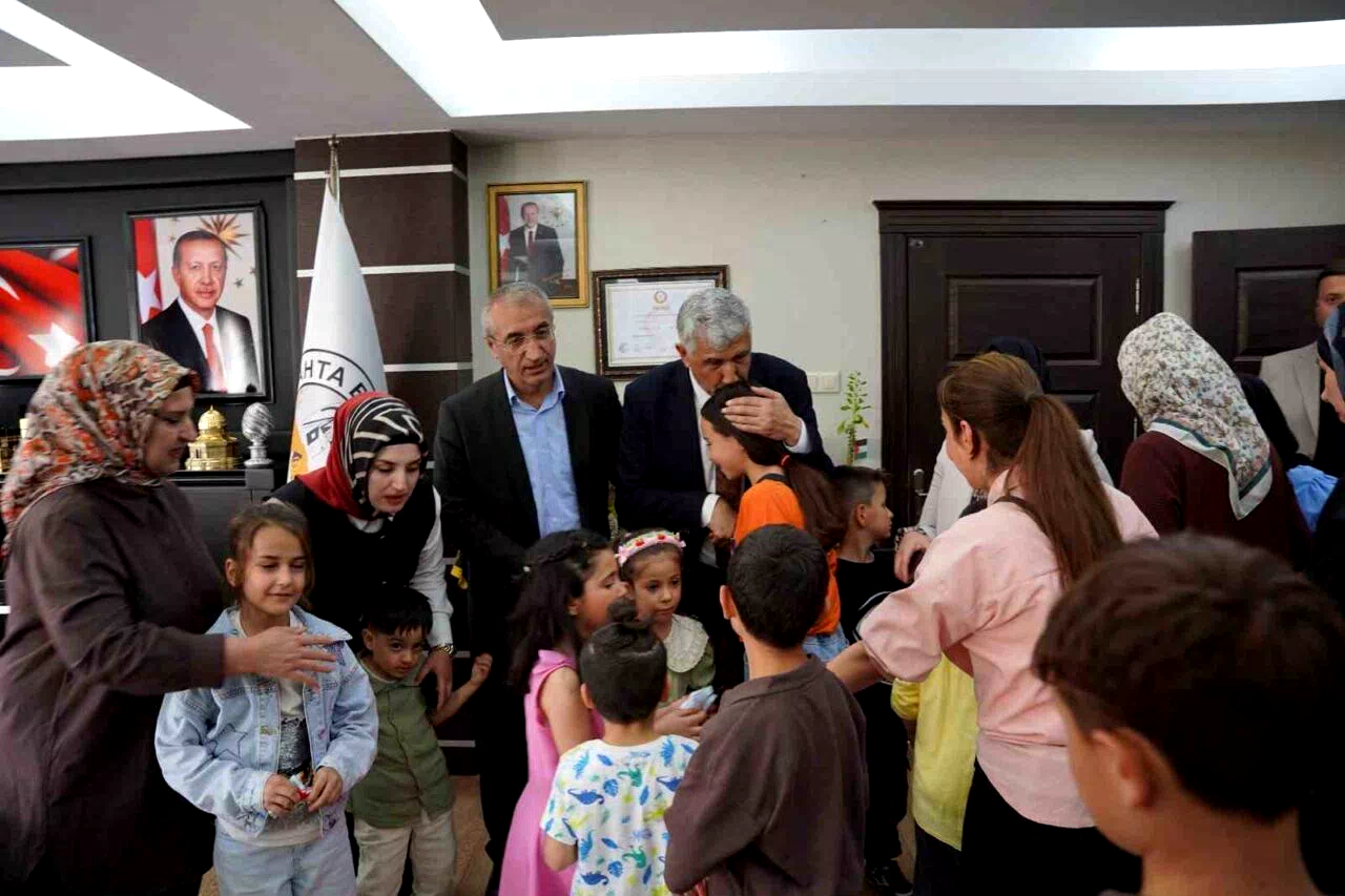 Kahta Belediyesi’nde bayramlaşma programı yoğun katılımla gerçekleştirildi