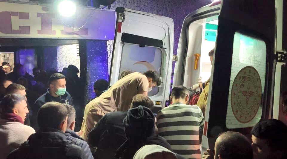 Kalbi duran yaralı için doktor sedye üzerinde kalp masajı yaptı
