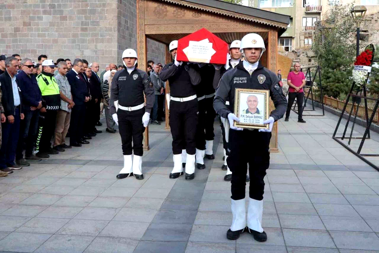 Kalp krizi geçiren polis memuru hayatını kaybetti