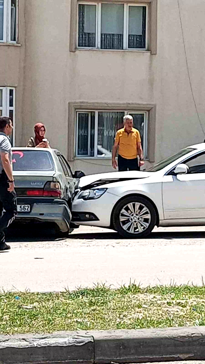 Kalp krizi geçiren sürücü zincirleme kazaya neden oldu